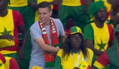 مشجع مغربي يرقص مع المشجعين السنغاليين