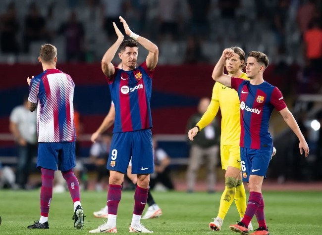 فريق برشلونة في ملعب لويس كومبانيس الاولمبي