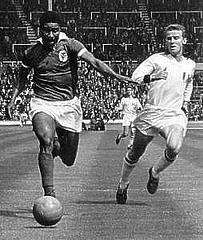 Eusebio of Benfica and Giovanni Trapattoni of AC Milan at the 1963 European Cup final at Wembley.