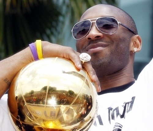 Kobe Bryant with the 2010 NBA Championship trophy