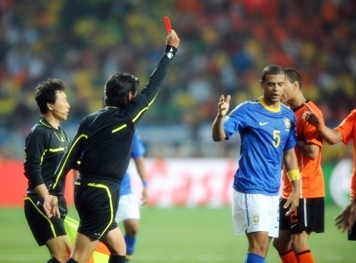 Felipe Melo saw red for a stamp on Arjen Robben