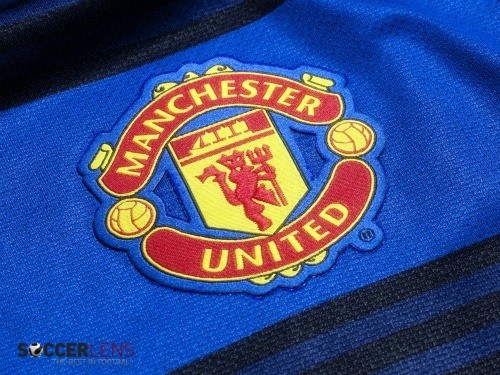 manchester-united-1112-away-shirt-crest