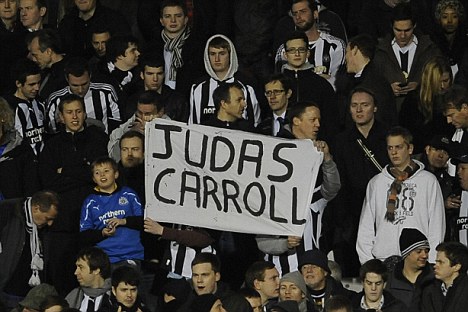 Fulham v Newcastle, premier league. pic Andy hooper. Carroll Judas flag