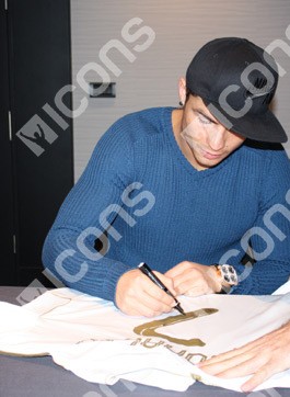 Cristiano_Ronaldo_Signed_Real_Madrid_2012_Shirt_signing