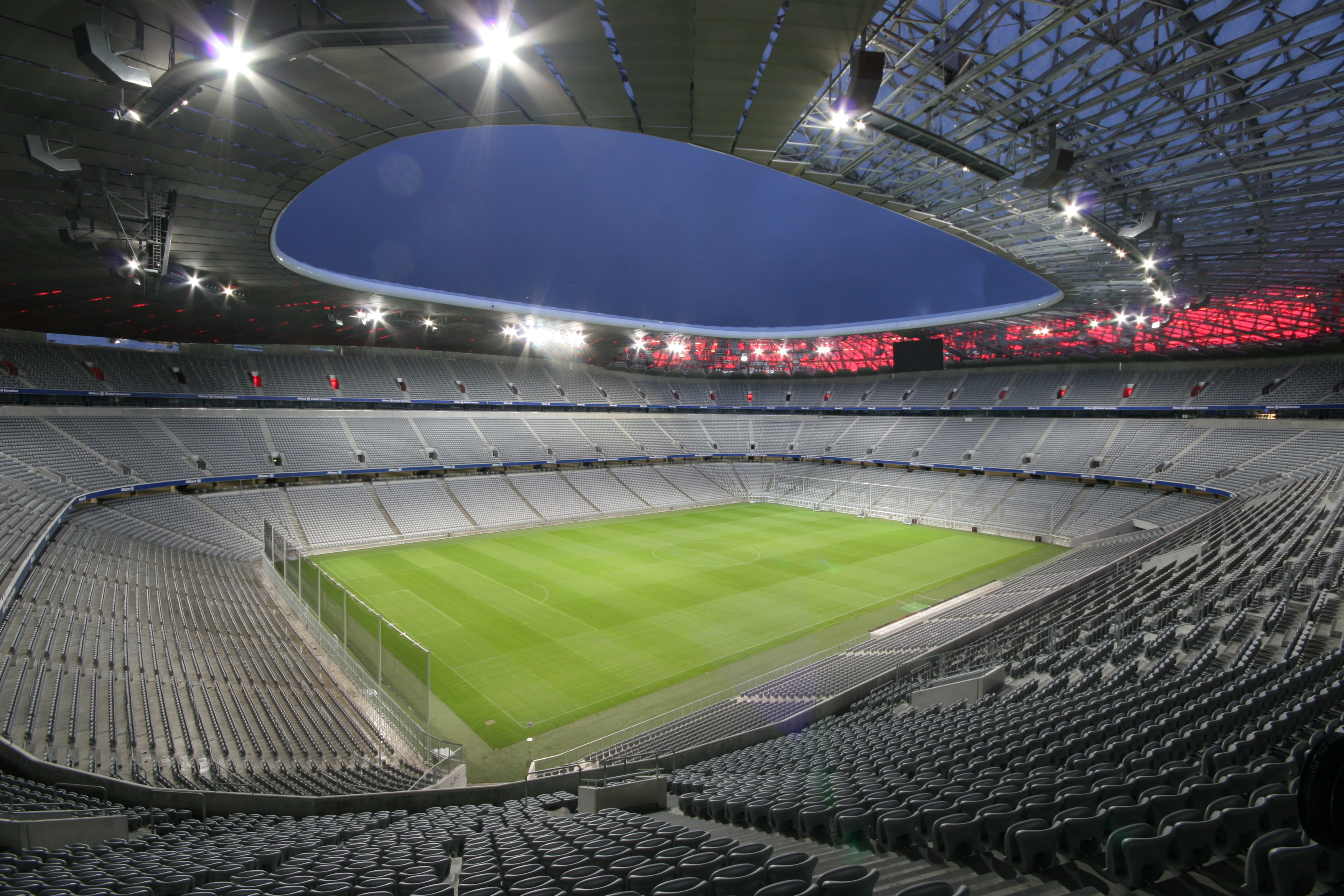 Стадионы германии. Стадион Альянц Арена. Allianz Arena в Мюнхене. Футбольный стадион «Альянц Арена» в Мюнхене. АЛЛИЯН Аренс футболни стадион.