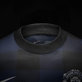 Man Utd 13-14 away kit - Front collar