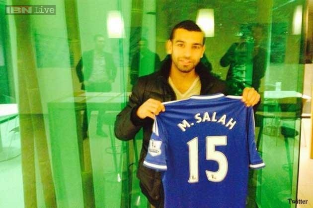 PHOTO: Mohamed Salah with his Chelsea shirt