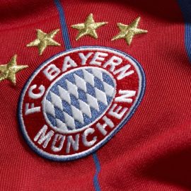 ADI_T1_FC_Bayern_MA-ª+ó-+nchen_home_MPV_Crest