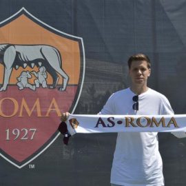 Arsenal Transfer: Szczesny poses with a Roma scarf.