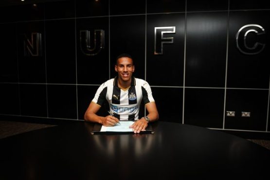 Newcastle-United-Unveil-New-Signing-Isaac-Hayden (1)