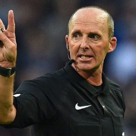 English-referee-Mike-Dean-gestures-durin