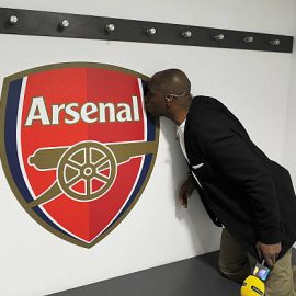 ex-arsenal-footballer-and-now-tv-pundit-ian-wright-kisses-the-arsenal-picture-id475245156