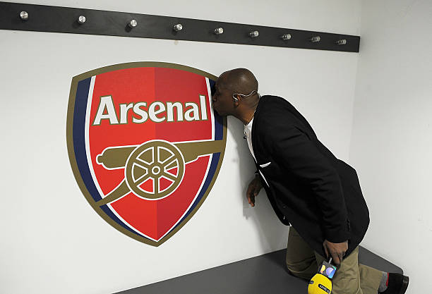 ex-arsenal-footballer-and-now-tv-pundit-ian-wright-kisses-the-arsenal-picture-id475245156