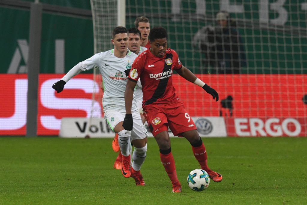 Leon Bailey rechts Bayer 04 Leverkusen setzt sich gegen Milot Rashica links SV Werder Bremen