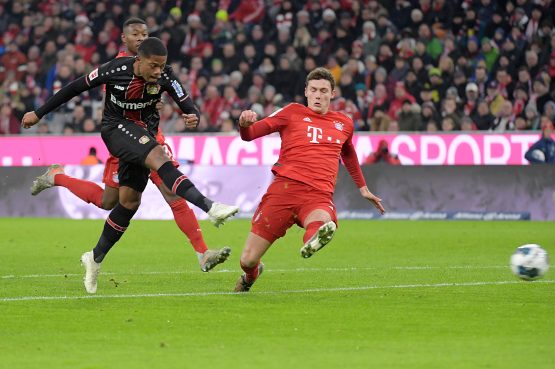 30.11.2019, xemx, Fussball 1.Bundesliga, FC Bayern Muenchen - Bayer 04 Leverkusen emspor, v.l. Leon Bailey (Bayer 04 Lev