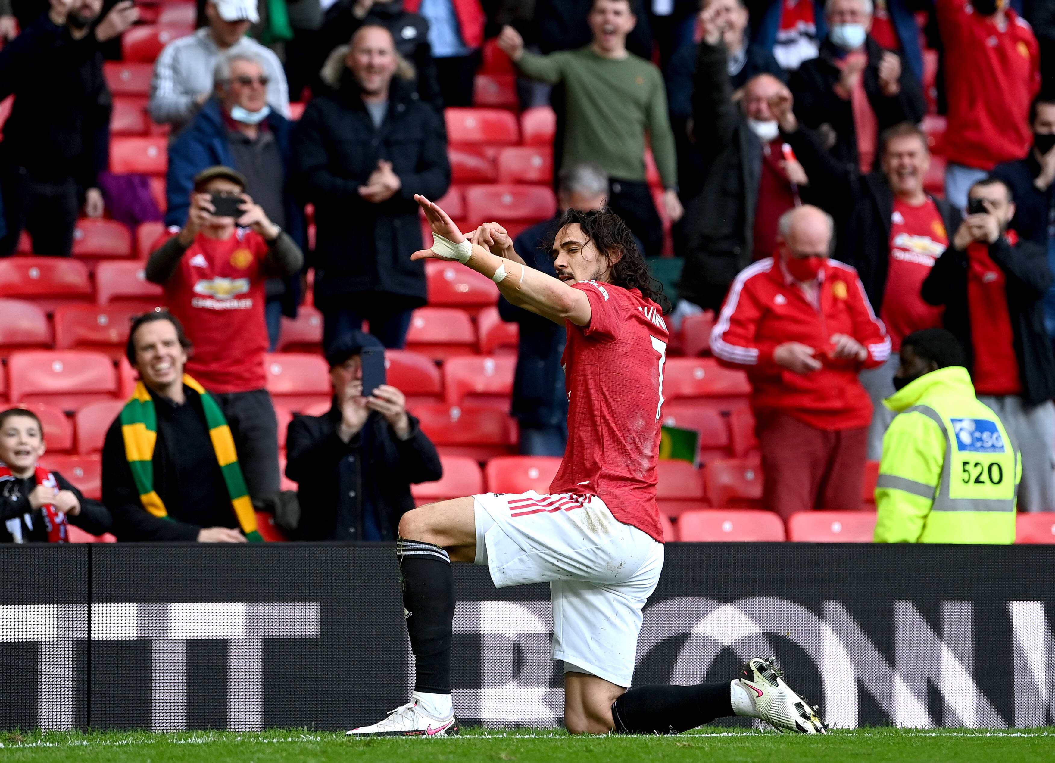 Manchester United fans react to Edinson Cavani wonder goal vs Fulham | Sportslens.com