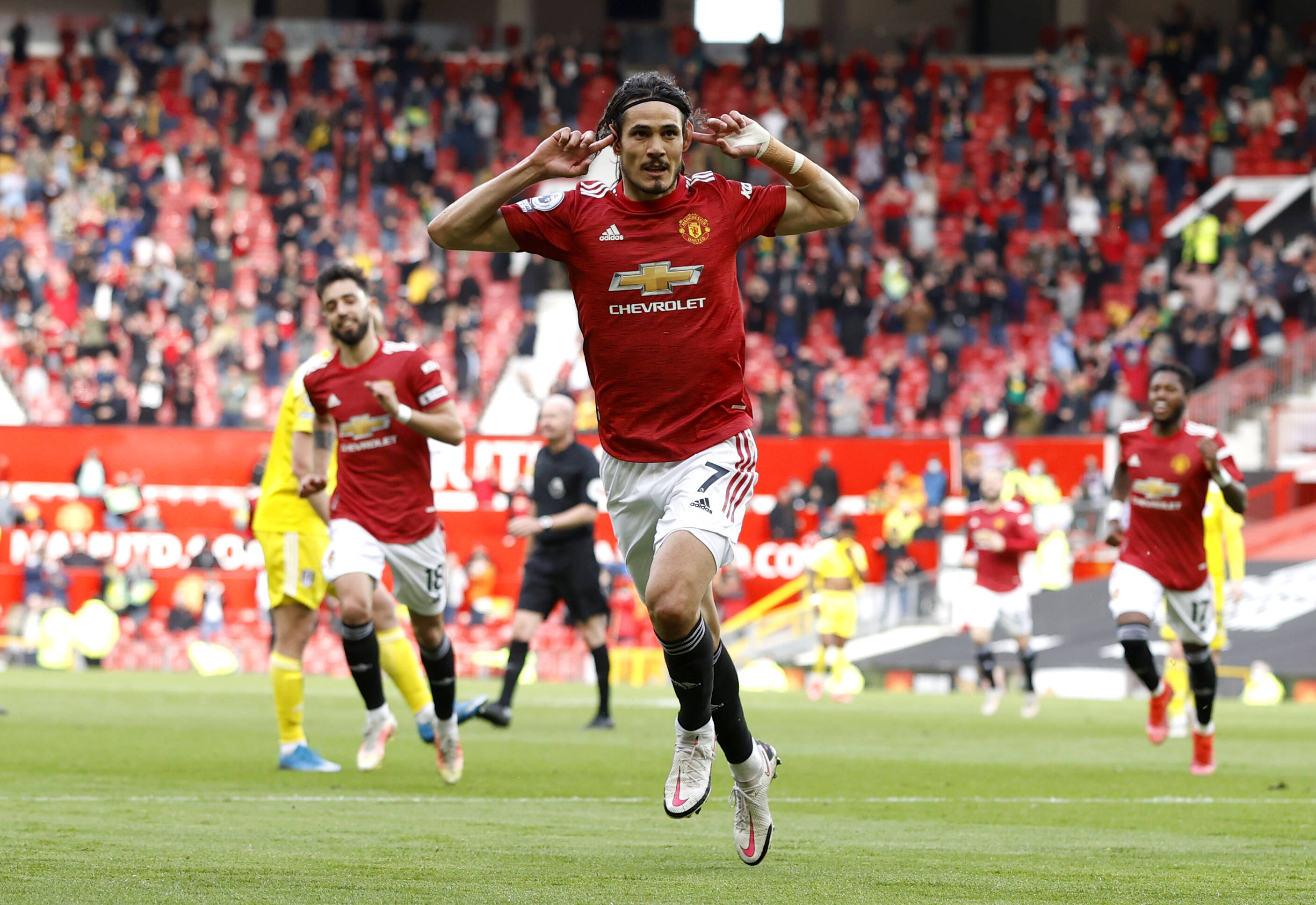 Edinson Cavani equals two Man Utd records with sublime finish against Fulham | Sportslens.com