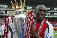2002 Sol Campbell holds aloft the Premier League trophy after Arsenal complete the Double 815477