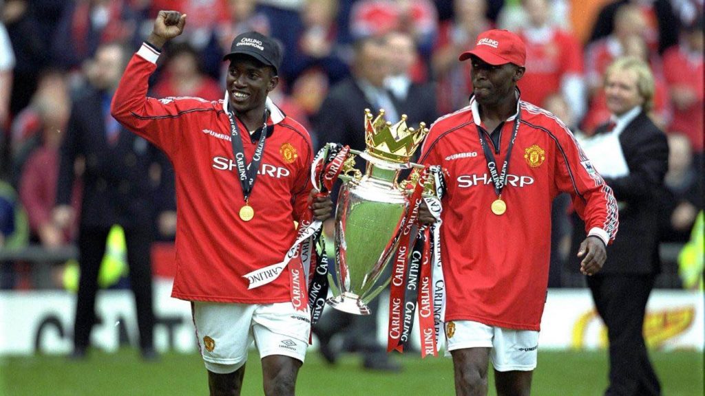 Dwight Yorke and Andy Cole Manchester United with PL trophy in 1998 99