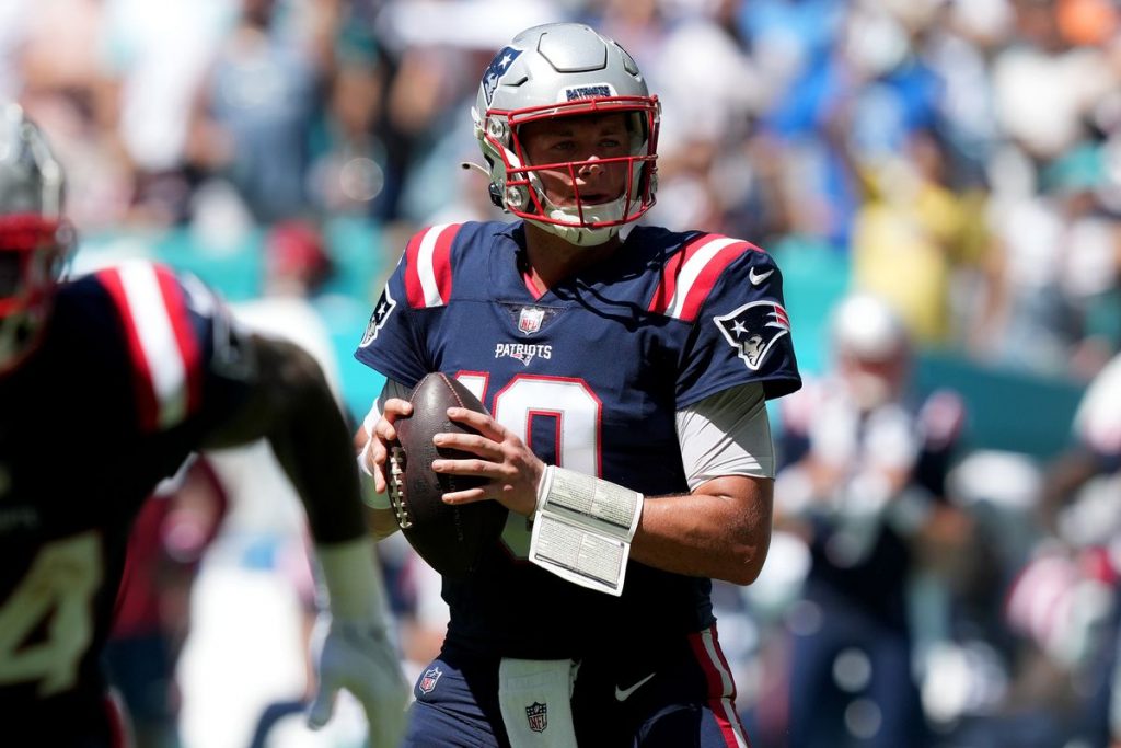 New England Patriots vs Pittsburgh Steelers Picks, Predictions & Odds For Sunday Football
