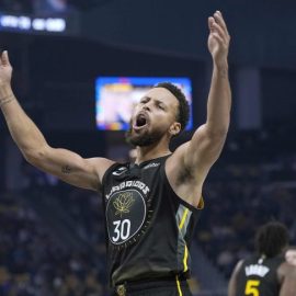 Stephen Curry with arms in the air scaled 1