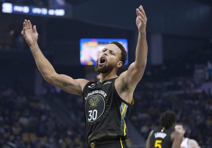 Stephen Curry with arms in the air scaled 1