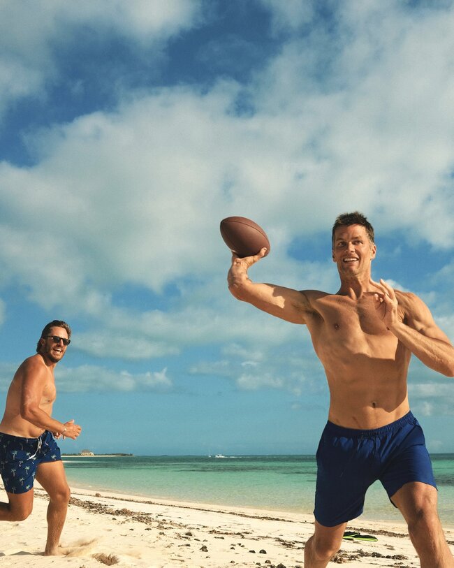 Tom Brady genießt mit Gronk seinen Ruhestand am Strand