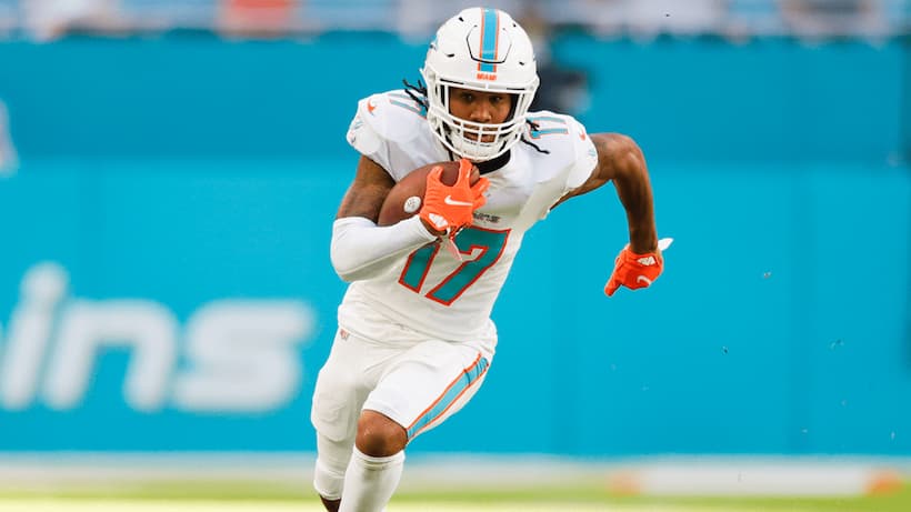 Jaylen Waddle Dolphins pic