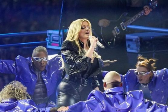 Bebe Rexha sizzles while performing halftime at Detroit Lions 1