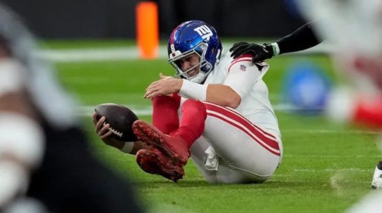 Daniel Jones knee injury pic