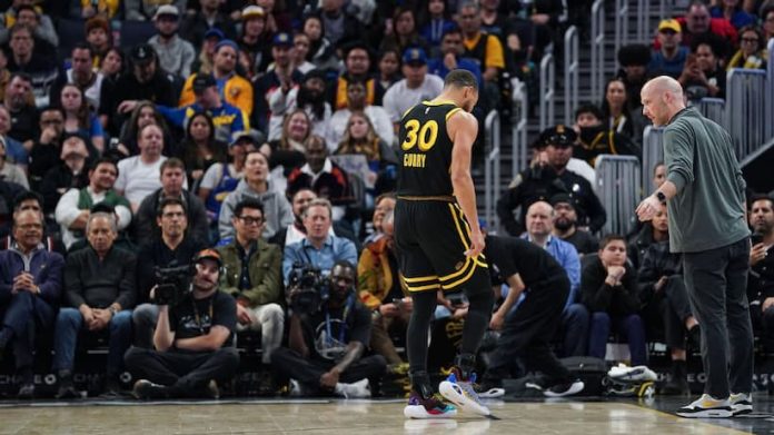 Warriors’ Steph Curry injured his ankle late in the fourth quarter vs. Chicago and did not return thumbnail