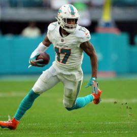 Jaylen Waddle Dolphins pic