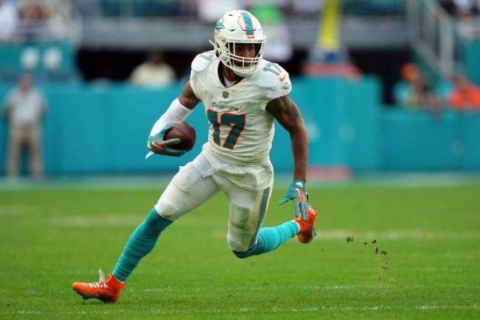 Jaylen Waddle Dolphins pic